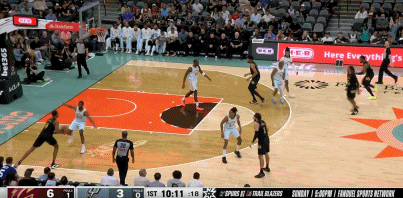 高炮台发威！莫布里开场4中4独得11分 三分3中3